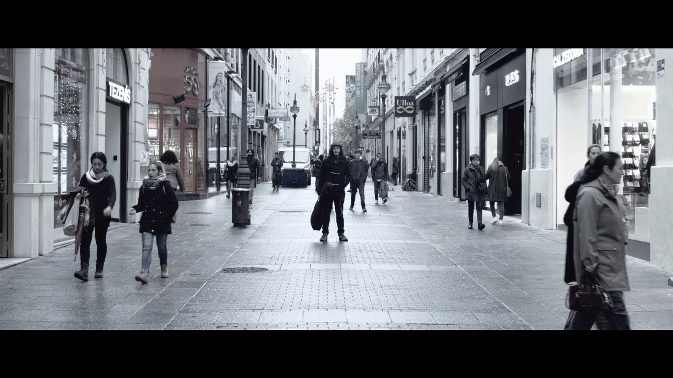 gallery image of the video clip of Vivir adrede