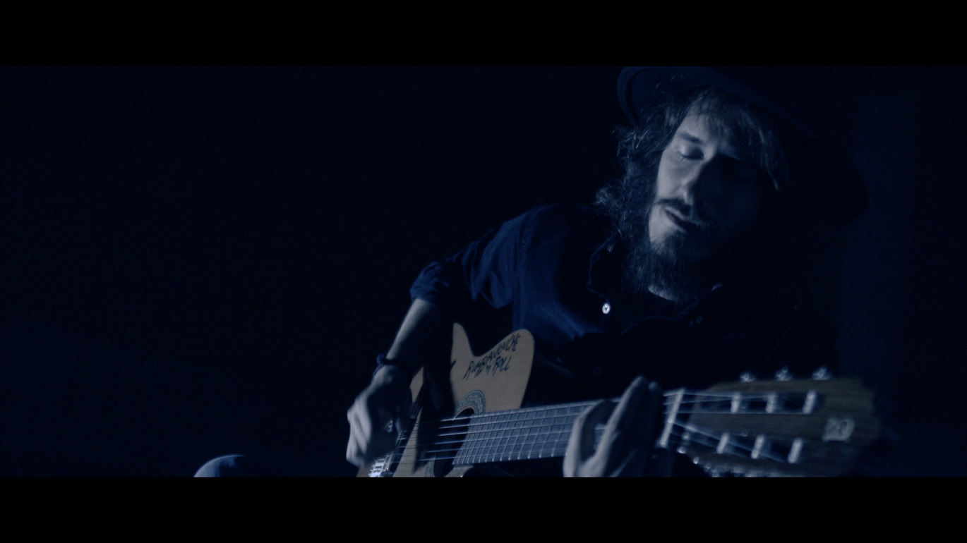 gallery image of the video clip of el agujero