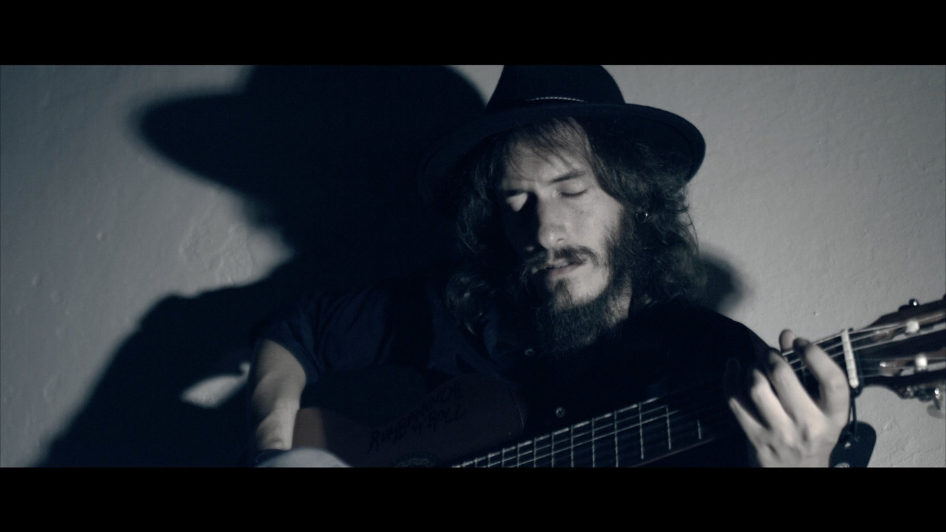 gallery image of the videoclip of volviendo a casa